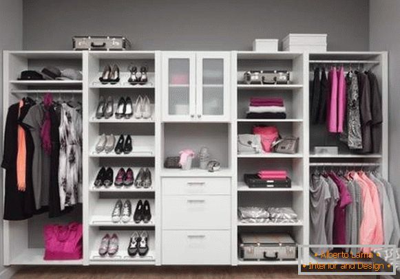 Notranje polnjenje garderobe v spalnici - фото гардеробной девушки