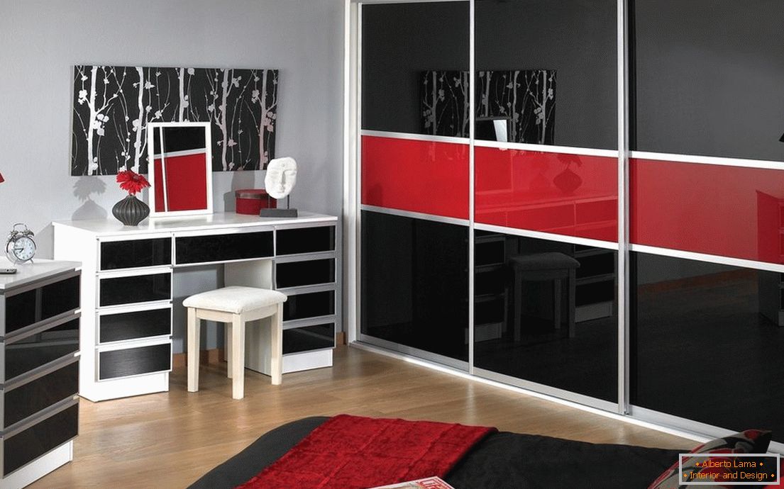 Črno-rdeča garderoba iz laka v notranjosti spalnice