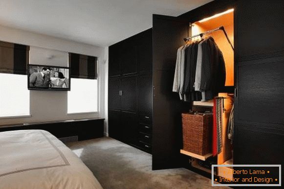 Moderna vgrajena garderoba v spalnici