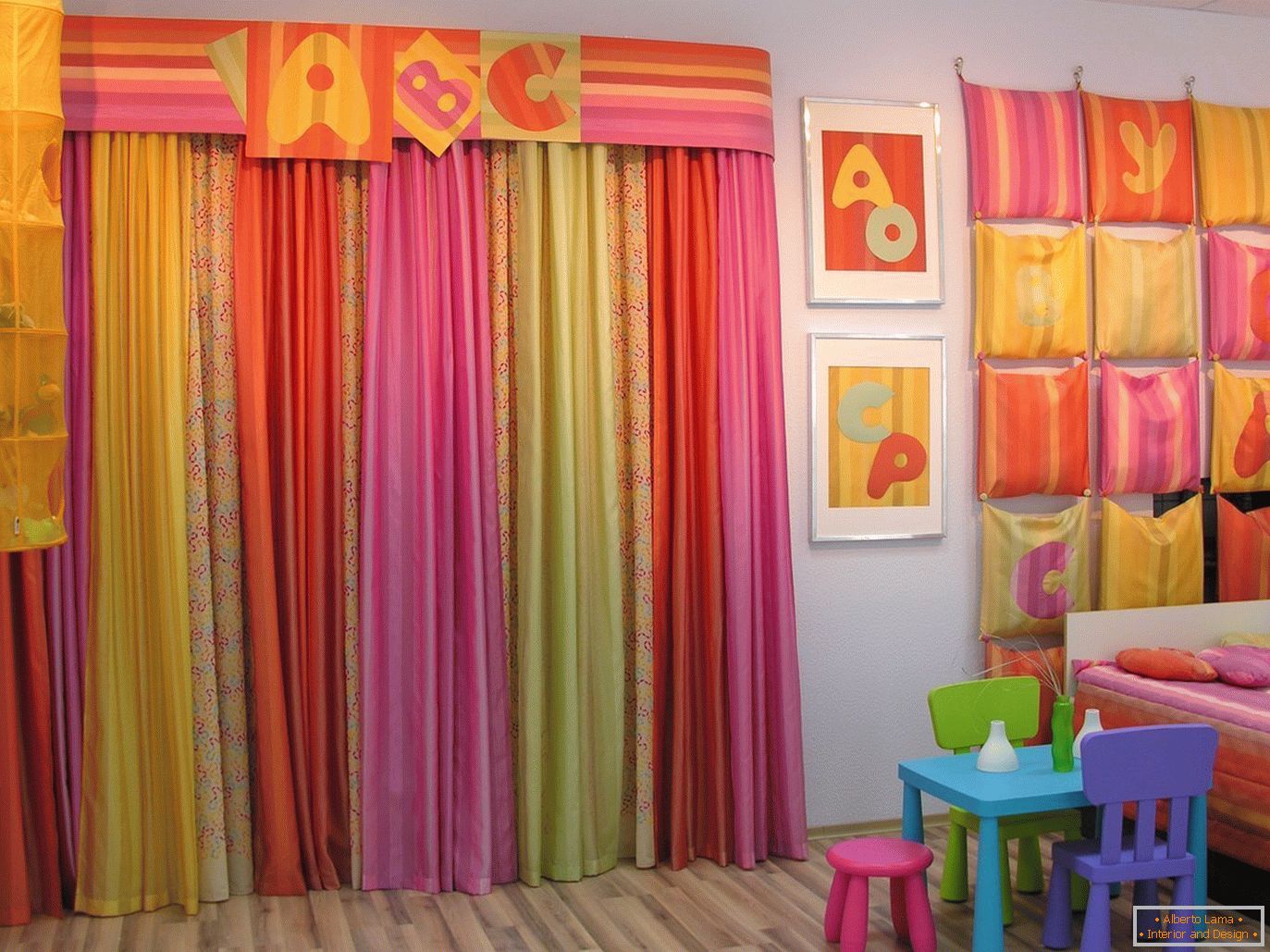 Svetel tekstil za otroško sobo