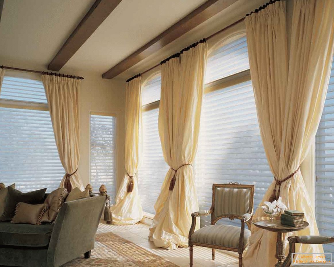 oblečen-dnevna soba-zavese-set-s-kapljic-design-in-rjave-čiste-zavese-tudi-kavč-na-preproga-in-dva-fotelj-z-leseni-mala miza