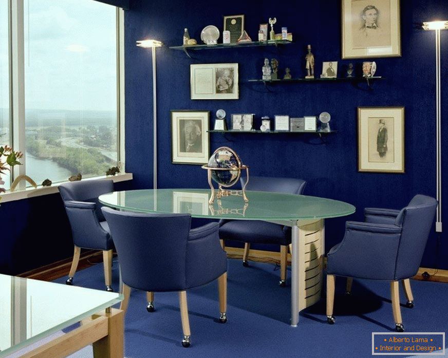 Modra v notranjosti кабинета