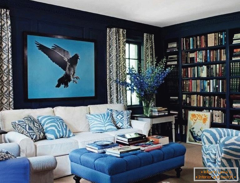 Kombinacija temno modrih sten in lahkih dekor elementov