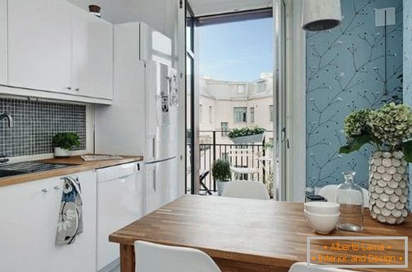 Kuhinja z balkonom v enosobnem apartmaju v skandinavskem stilu