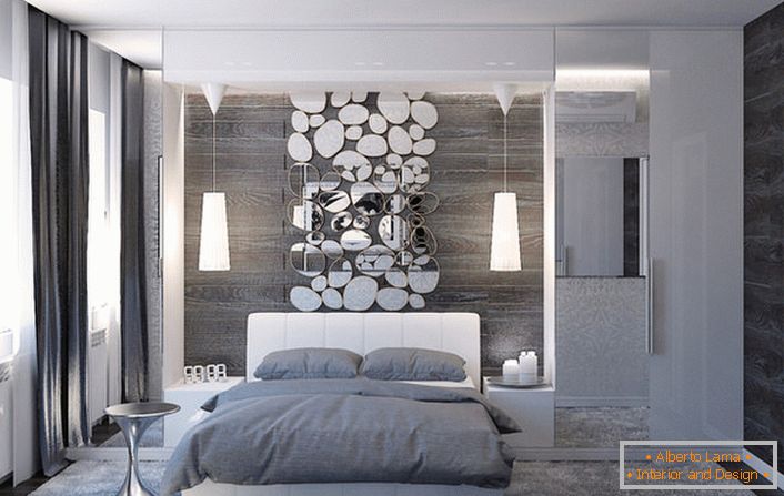 Stena nad glavo postelje je okrašena z elegantnim kolažem ovalnih oblika ogledal.
