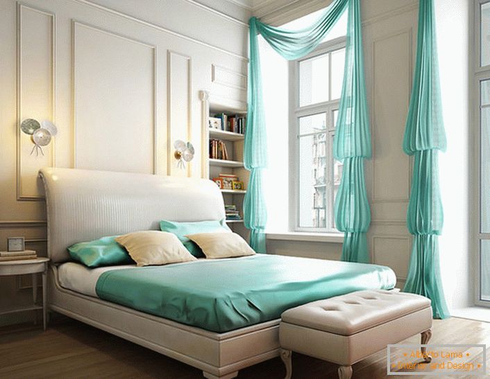 Elegantne majhne posteljne svetilke osvetljujejo spalnico v visokotehnološkem slogu.