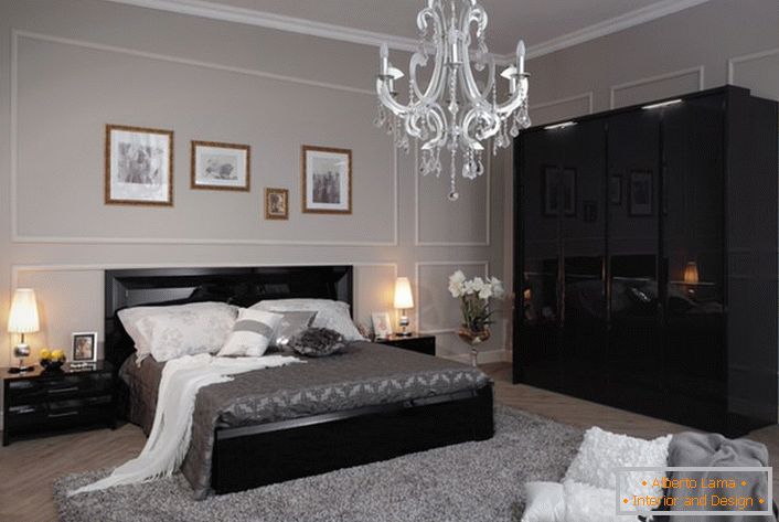 Udobna in elegantna spalnica v visokotehnološkem slogu, izdelana v svetlo sivih tonih, s kontrastnim črnim pohištvom.