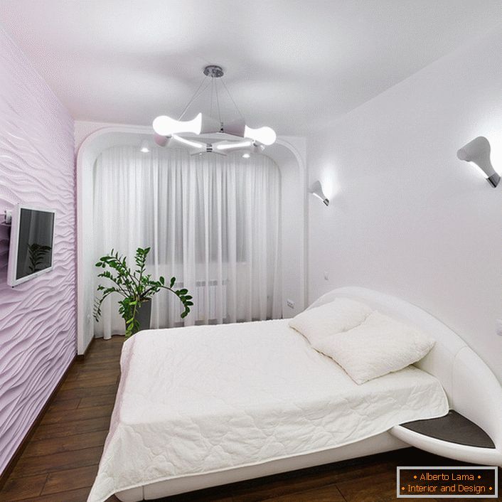 Spalnica je visoka tehnologija v mehkih svetlih barvah brez dodatnega pohištva.