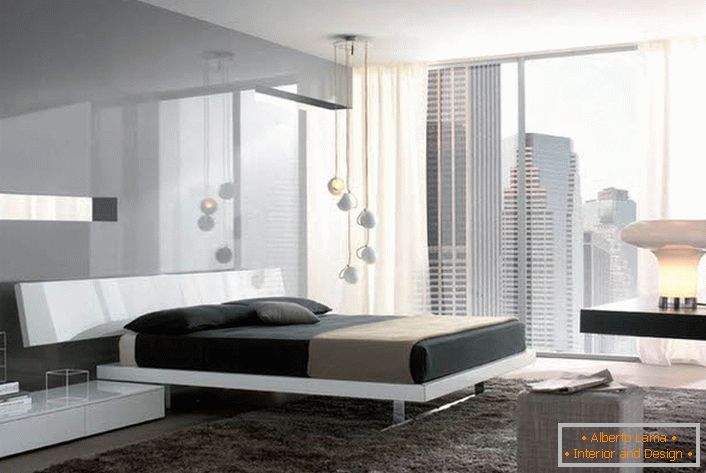 Sijajne površine s kovinskim sijajem naredijo hi-tech spalnico bolj prostorno in svetlo.
