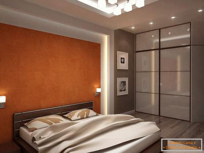 Funkcionalna spalnica z dobro izbrano razsvetljavo je narejena s sivimi in svetlo bežimi toni. 