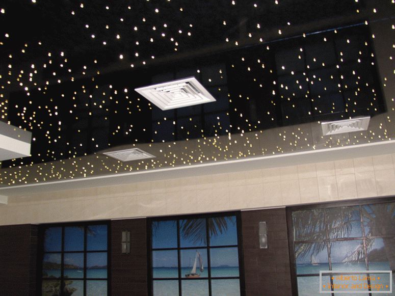 Sijajni raztezni strop iz PVC imitira nočno nebo, zvezdno nebo. Odlična ideja za spalnico ali otroško sobo.