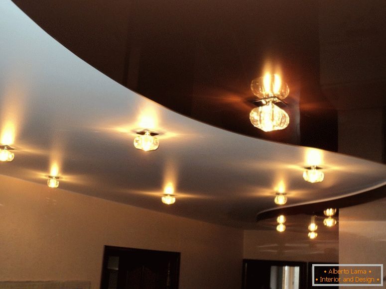 Odličen strop za prostorno dnevno sobo je še posebej pomemben v primeru nezadostne naravne osvetlitve.