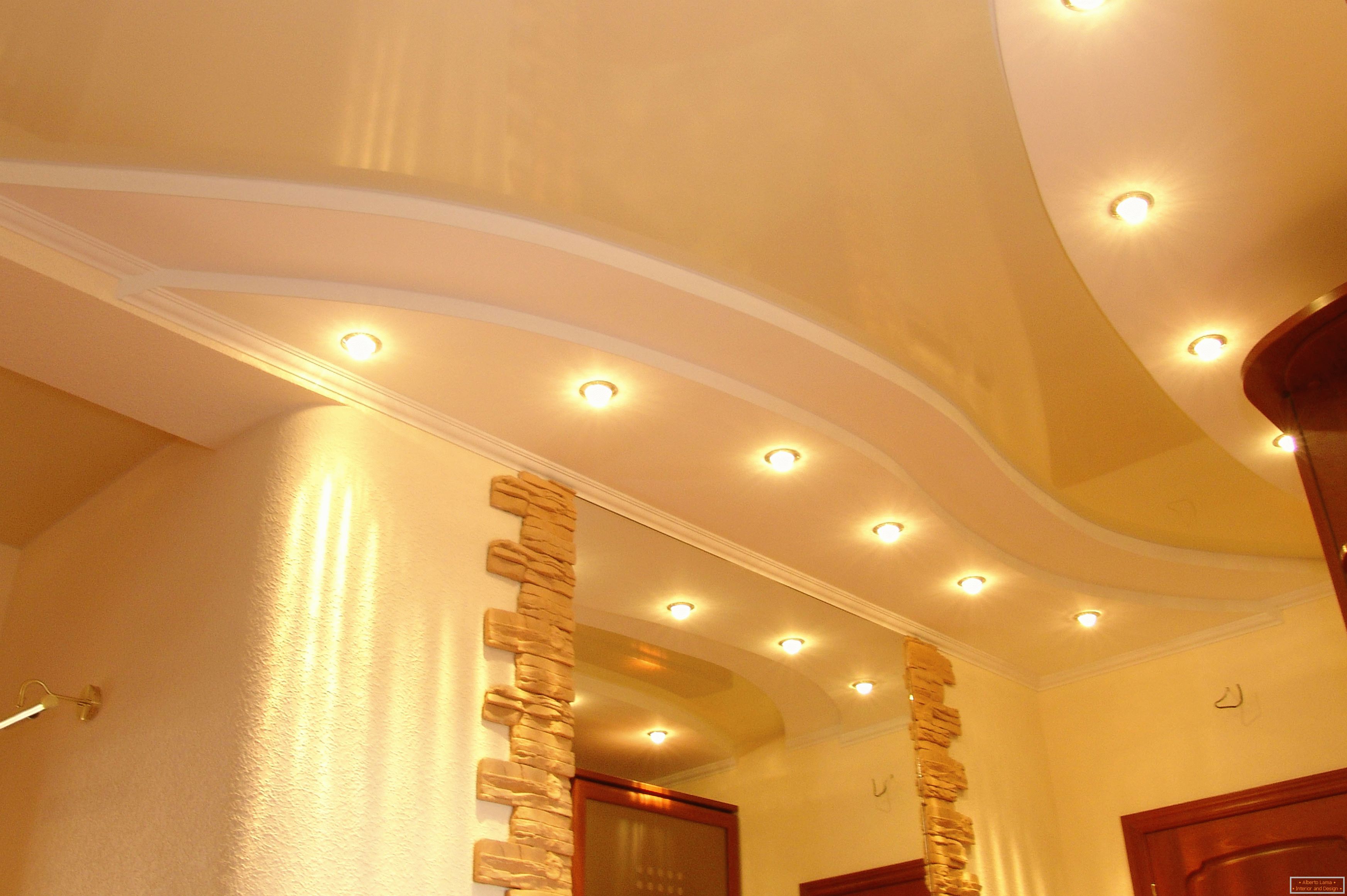 Pravilno okrašen strop na hodniku. Točkovna razsvetljava - najbolj sprejemljiva možnost za raztezne stropove PVC.