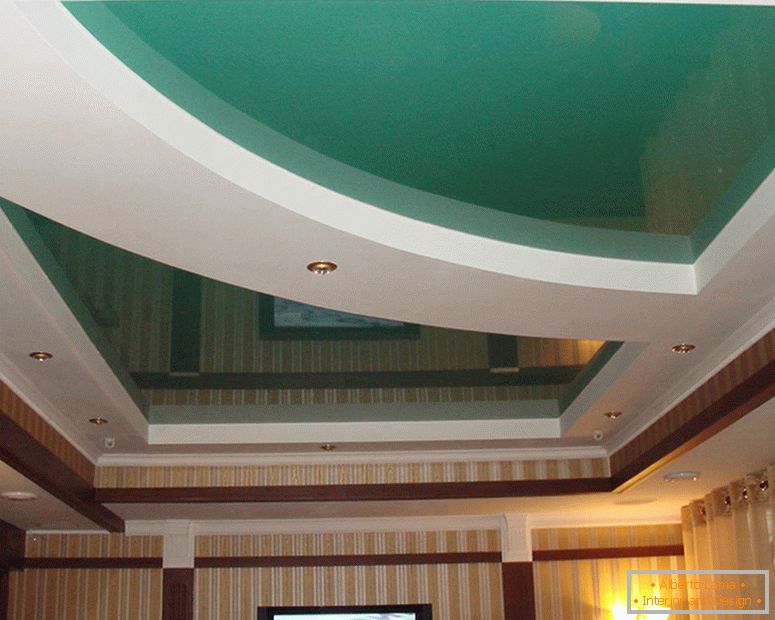 Večslojna konstrukcija stropnih stropov po stopnišču iz mavčnih plošč je opremljena z LED, vgrajenimi svetilkami.
