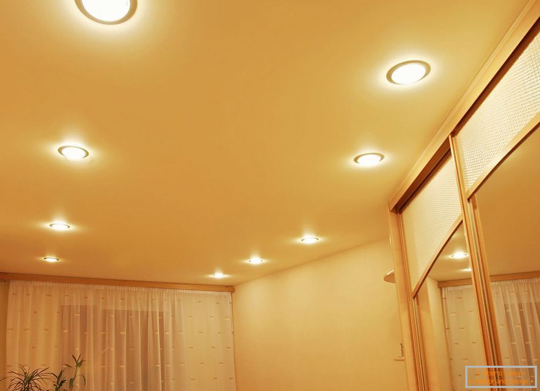 Točkovna razsvetljava je vedno ugodno kombinirana s stropnimi stropi PVC.