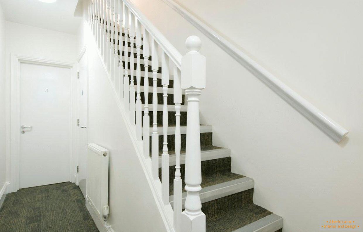 Stopnišče v štirinožni viktorijanski hiši v Pimlico