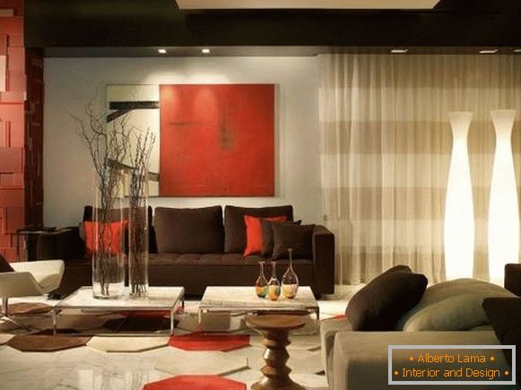 Kombinacija rjave barve v notranjosti dnevne sobe z rdečo