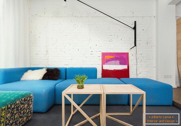 Nenavadna rešitev za skandinavski slog je mehko pohištvo z bogato modro barvo
