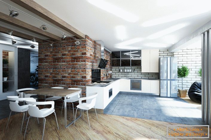 Kuhinja, v kombinaciji z dnevno sobo, je urejena v stropu. Lakonična, diskretna notranjost govori o občutku dizajnerskega sloga. 