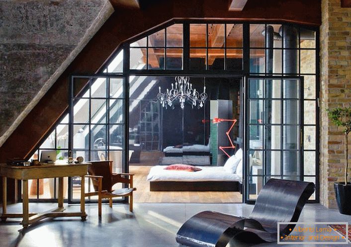 Stanovanje v slogu lofta je zanimivo z dekorativnimi predelnimi stenami, ki ločujejo sobe drug od drugega. 