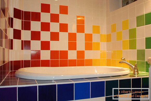 Barvne ploščice v kopalnici