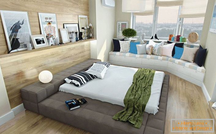 Zanimiva rešitev za skandinavski stil spalnice je majhna kavč pod oknom, okrašena s svetlimi blazinami. 