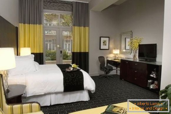 Oblikovalne zavese za spalnico - fotografija v širokem horizontalnem pasu