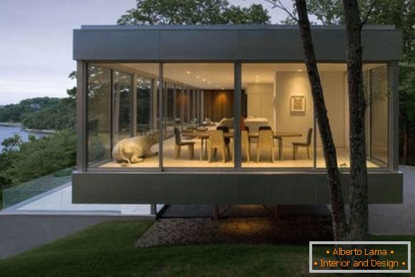Moderna zasebna hiša s prozornimi stenami