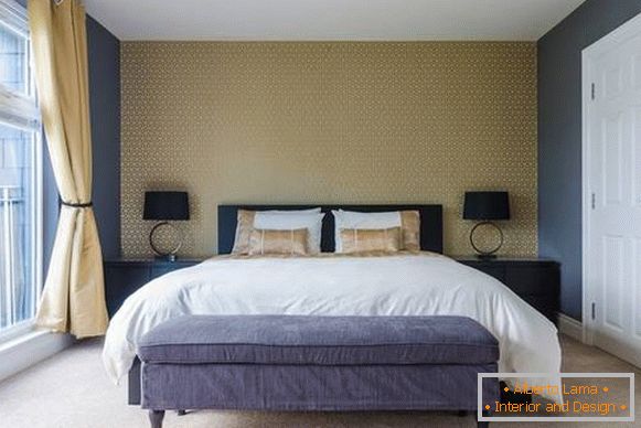 Notranjost spalnice v sodobnem slogu in rumeno modre barve
