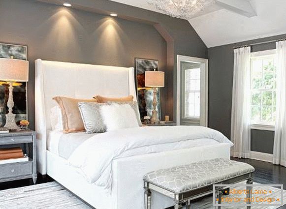 Slika spalnice v sodobnem slogu s sivo barvo na stenah