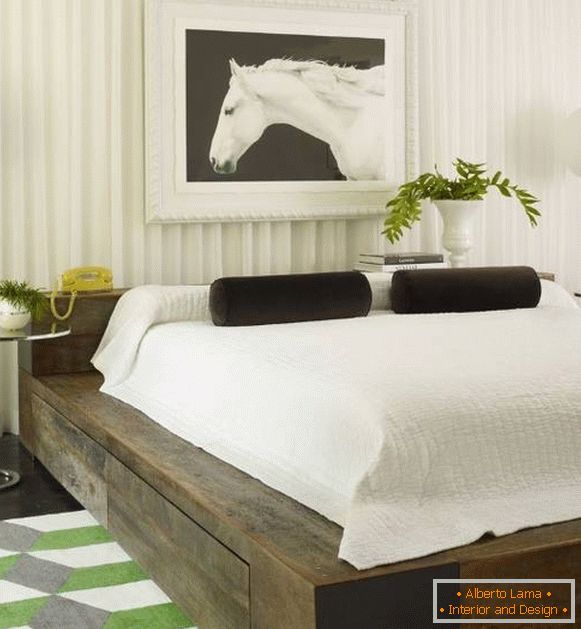 Moderna oblika spalnice 2016 v beli in z nenavadnim dekorjem