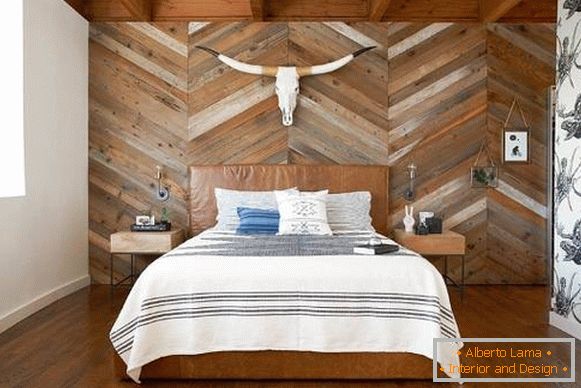 Slika spalnice v sodobnem slogu z lesenimi ploščami