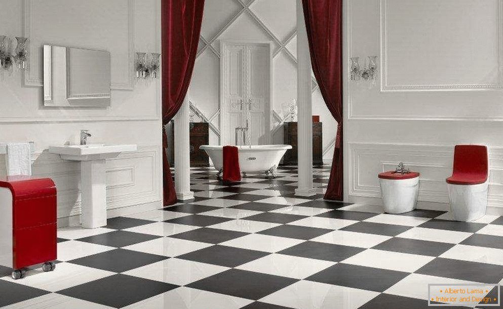 Notranjost kopalnice z nadstropnimi ploščicami