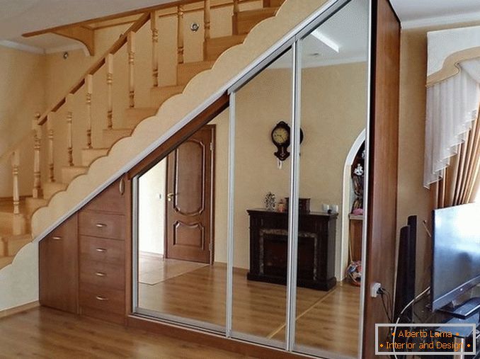 Notranjost stopnišča v majhni zasebni hiši, фото 12