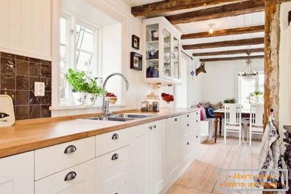 Prijetna notranjost majhne kuhinje v zasebni hiši
