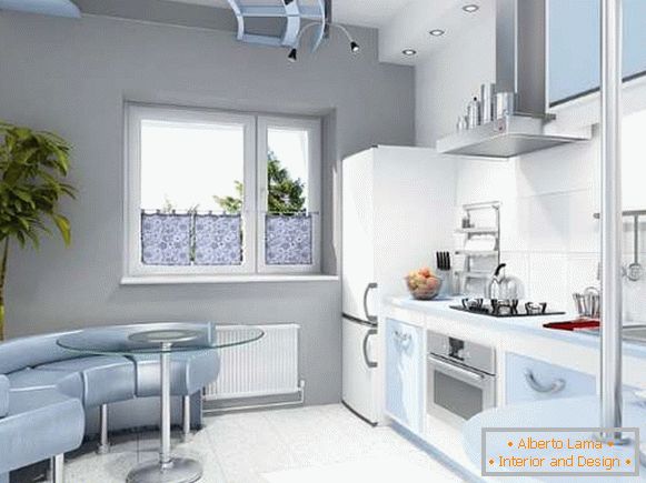 Notranjost majhne kuhinje v zasebni hiši - dizajn v beli in modri barvi