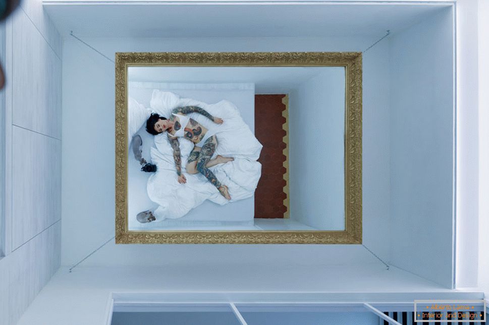 Moderna oblika majhnega stanovanja - ogledalo na stropu