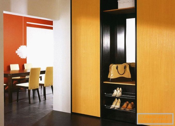 Ozko vgrajen garderobni prostor na hodnikuфото