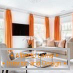 Oranžne zavese v svetli dnevni sobi