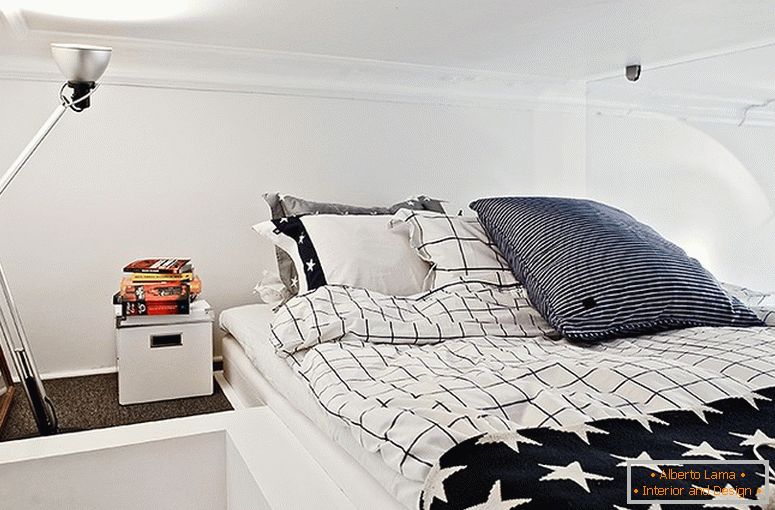 Notranjost elegantne spalnice v majhnem stanovanju