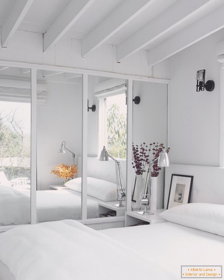 Ogledalo v sodobni notranjosti bele spalnice