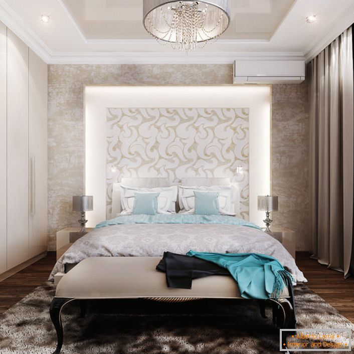 Prefinjen koncept oblikovanja je dekorativna, osvetljena plošča v glavi postelje. Odlična rešitev za ljubitelje branja pred spanjem.