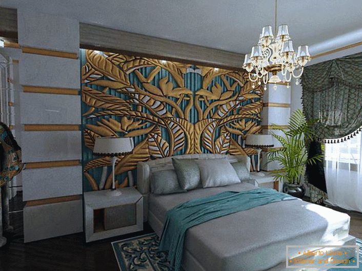 Elegantna, ekskluzivna smaragdno-zlata plošča na glavi postelje je kombinirana z elementi dekorja sobe. Spalnica v slogu art deco-royal apartmaji v običajnem apartmaju.