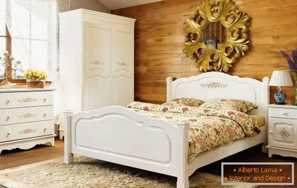 Postelja, garderoba, komoda in drugo pohištvo v slogu Provence za spalnico