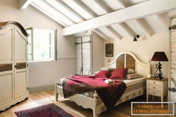 Postelja v slogu Provence s strogo izbranim pohištvom