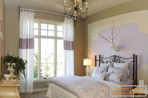 Svetlobne zavese v spalnici v slogu Provence v beli in lila barvi
