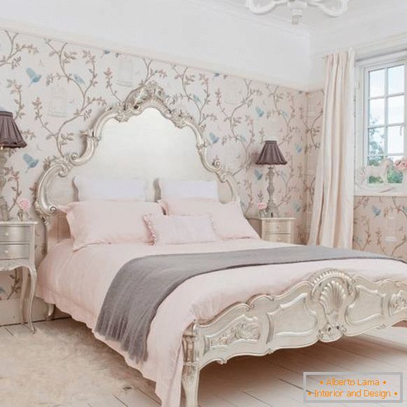 Kako izbrati zavese in ozadje v slogu Provence za spalnico - fotografija