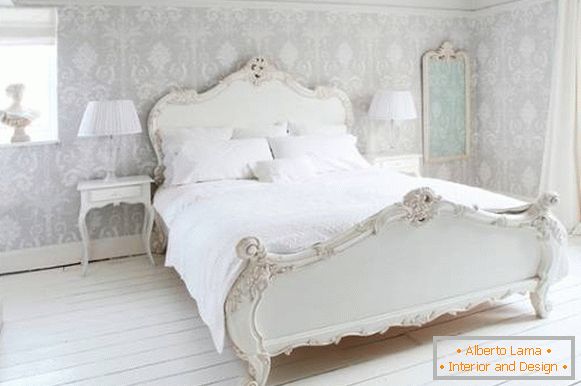 Občutljiva lila ozadje v slogu Provence za spalnico - fotografija