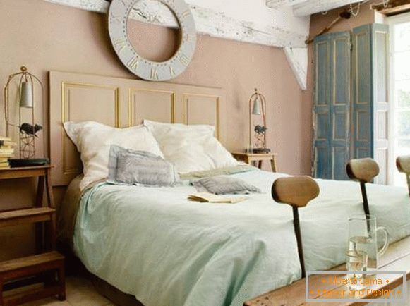 Majhna spalnica v slogu Provence - fotografija ustvarjalne notranjosti