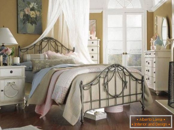 Ponarejena postelja v stilu Provence v notranjosti
